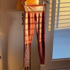 Teeki border town red yoga leggings XS